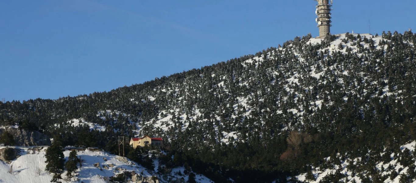 Ρίχνει και πάλι χιόνι στην Πάρνηθα- Πέφτει αισθητά η θερμοκρασία και στην Αττική (φωτο)